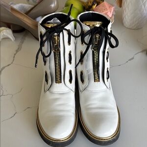 GEOX
Elegant White and Gold Lace-Up Women's Boots